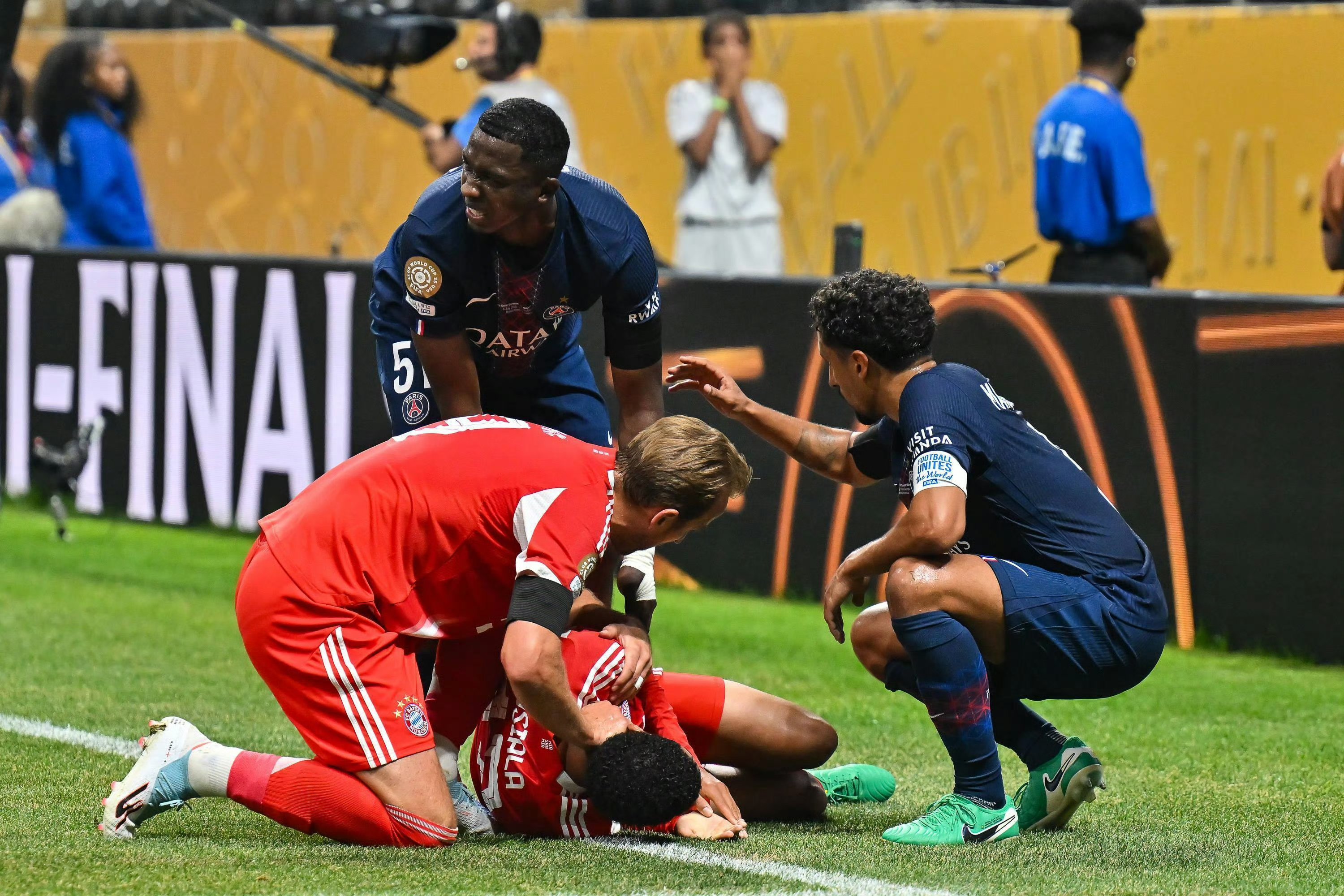 包含赛后巴黎圣日耳曼备战足总杯,迎来里程碑细节曝光,底气十足,赛程密集仍需轮换的词条 包含赛后巴黎圣日耳曼备战足总杯,迎来里程碑细节曝光,底气十足,赛程密集仍需轮换的词条