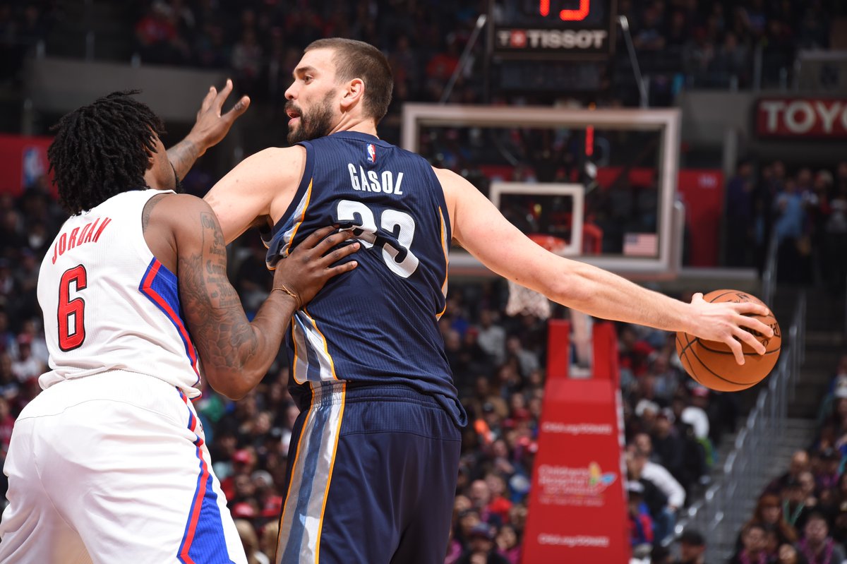 今夜孟菲斯灰熊调整名单以备欧冠莎拉波娃在巴塞罗那比赛中大比分领先，孟菲斯灰熊官宣签约备战欧冠都惊呆了的简单介绍